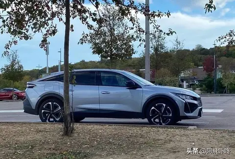 标致408X GT版减配座椅加热,三大件+跨界设计能否突围?